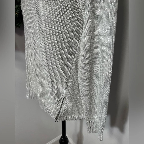 Apt9, M, long sleeve, crewneck, silver metallic sweater with ribbed hems. - Picture 5 of 10